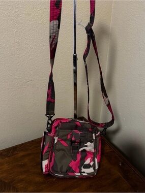 LUG Infinity Can Can Small Pink
Camouflage Crossbody